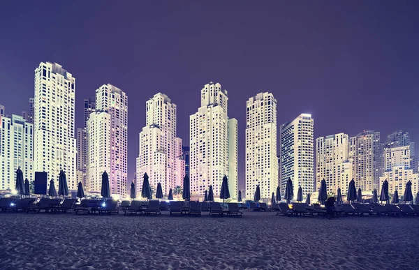 Vintage gestemde foto van district van Dubai beach bij nacht, Uae. — Stockfoto