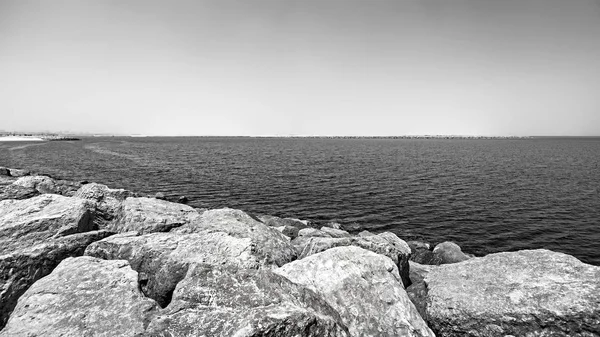 Kamenité pobřeží minimalistický panorama. — Stock fotografie