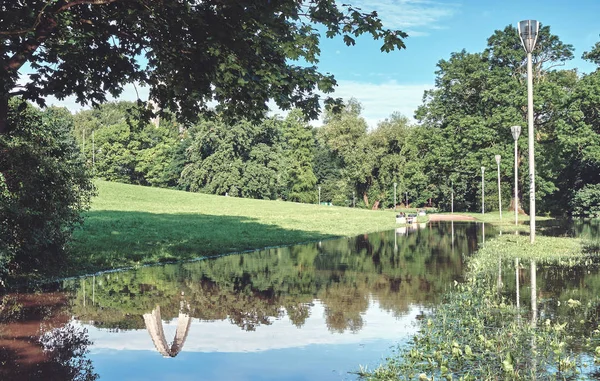 Überfluteter Weg in einem Stadtpark. — Stockfoto