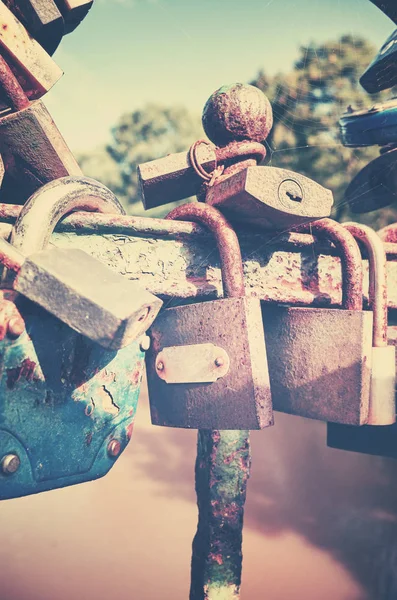 Viejos candados de amor oxidados en un puente . —  Fotos de Stock