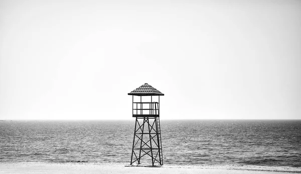 Rettungsschwimmturm an einem leeren Strand. — Stockfoto