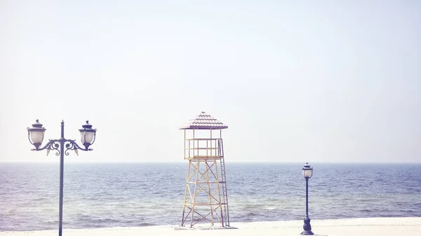 Lifeguard tower on an empty beach. — Stock Photo, Image