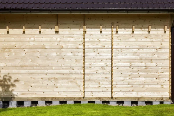 Nieuw gebouwde houten huisje huis muur — Stockfoto