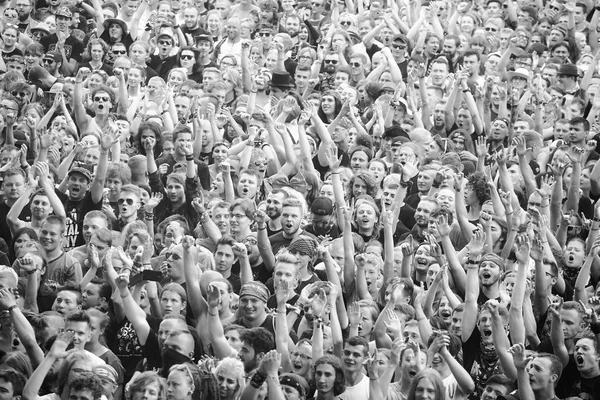 Applåderar publiken på en konsert — Stockfoto