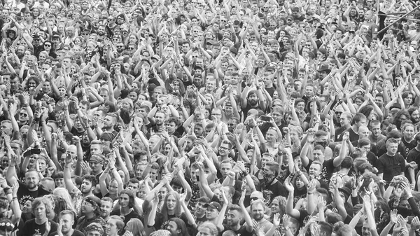 Kalabalık bir konserde alkış — Stok fotoğraf