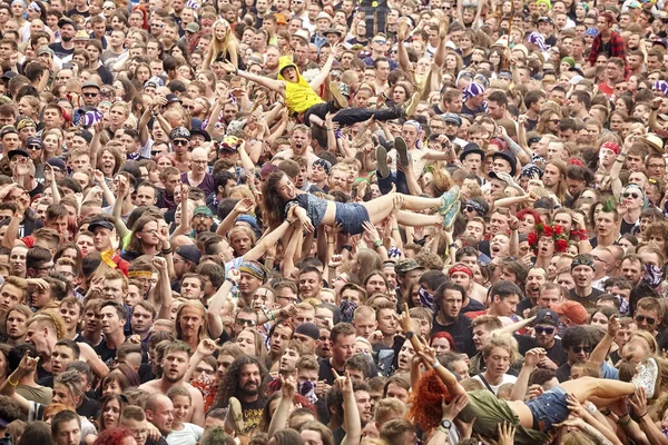 Mensen plezier tijdens een concert. — Stockfoto