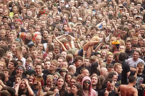 Persone che si divertono a un concerto . — Foto Stock