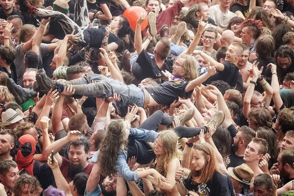Människor att ha kul på en konsert. — Stockfoto