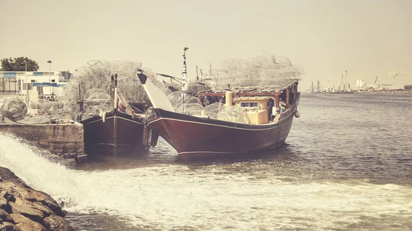 Halászbárkák a kikötőben Ajman. — Stock Fotó