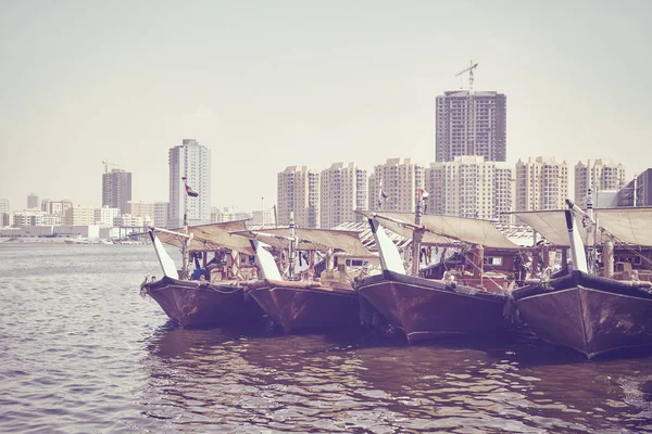 渔船在阿治曼鱼市场码头. — 图库照片