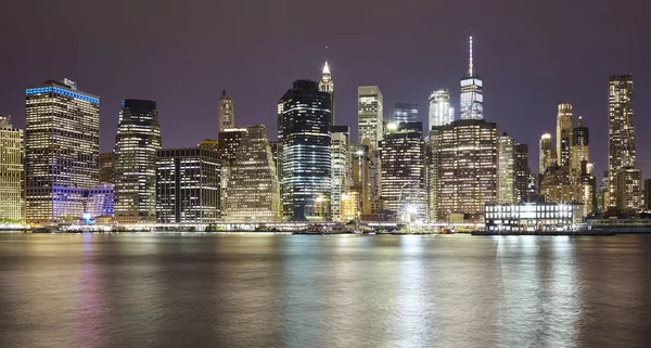 Panoramisch beeld van Manhattan bij nacht, New York. — Stockfoto