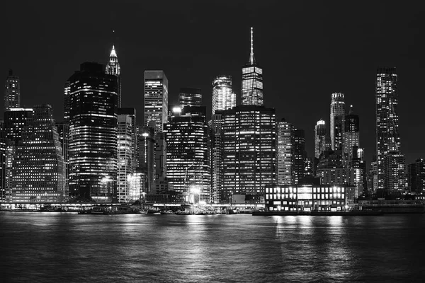 Manhattan skyline por la noche. —  Fotos de Stock