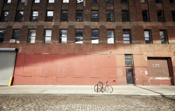 Bicicleta trancada em uma rua vazia ao pôr do sol, NYC . Imagens De Bancos De Imagens Sem Royalties