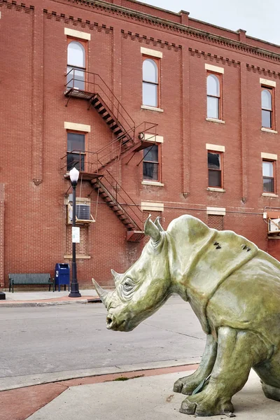 Rhinocéros de bronze sur un trottoir . — Photo