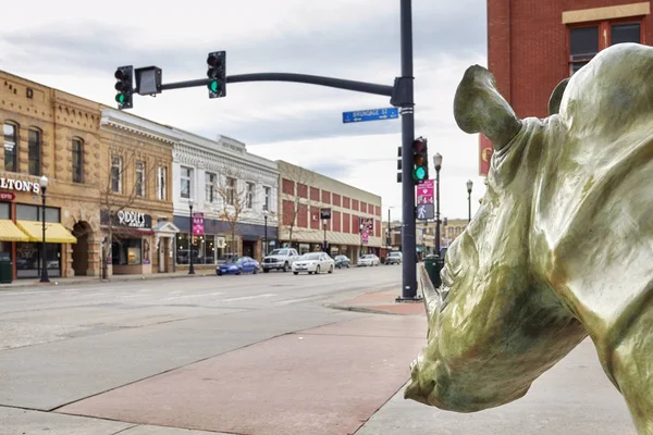 Rhinocéros de bronze sur un trottoir . — Photo