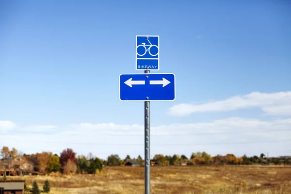 Znak drogowy Bikeway przeciw błękitne niebo. — Zdjęcie stockowe