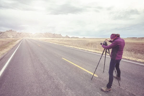 Krajobraz fotograf robi zdjęcia na pustej drodze. — Zdjęcie stockowe