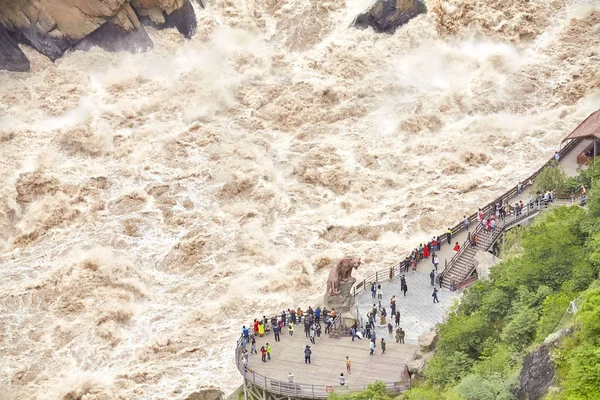 Tiger Leaping Gorge, jeden z nejhlubších a nejkrásnějších říční kaňony na světě — Stock fotografie