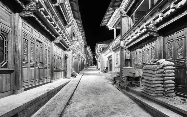 밤, 중국 샹그릴라 라의 조명된 빈 거리. — 스톡 사진