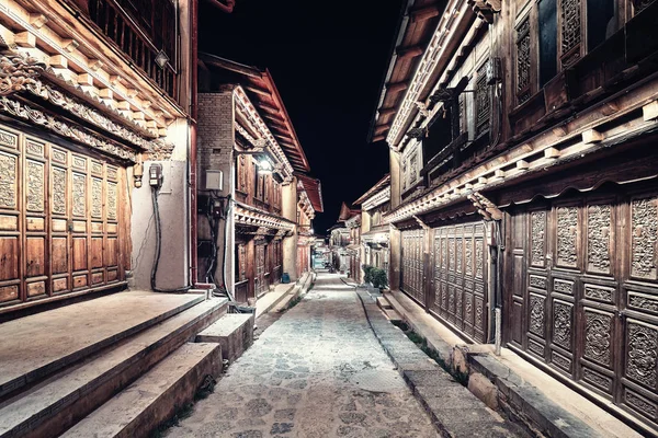 Beleuchtete leere Straße von shangri la in der Nacht, China. — Stockfoto