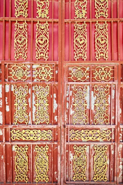 Old oriental iron door with peeling paint. — Stock Photo, Image