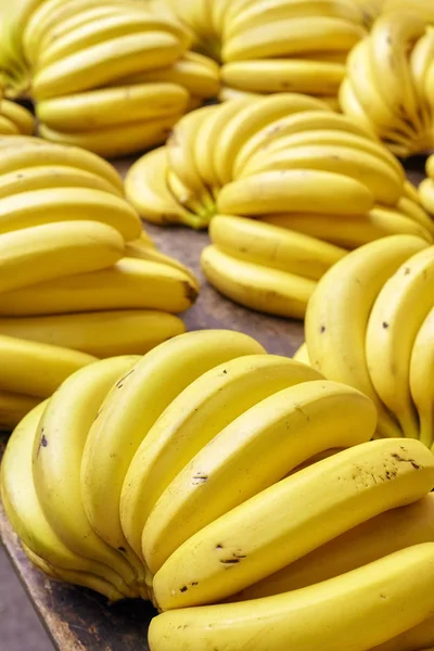 Grupos de bananas maduras em um mercado local . — Fotografia de Stock