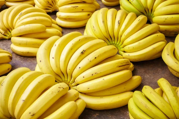 Grupos de bananas maduras em um mercado local . — Fotografia de Stock