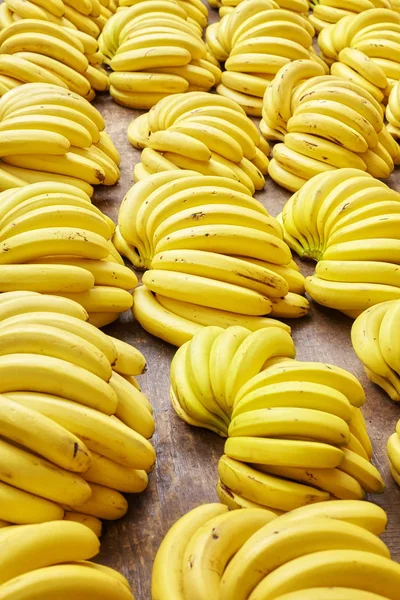 Grupos de bananas maduras em um mercado local . — Fotografia de Stock