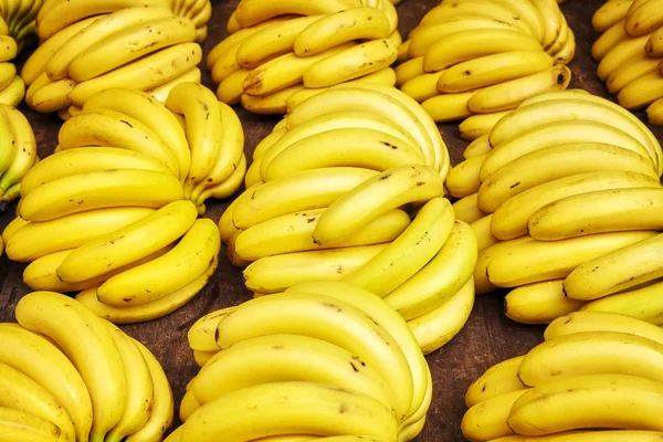 Grupos de bananas maduras em um mercado local . — Fotografia de Stock