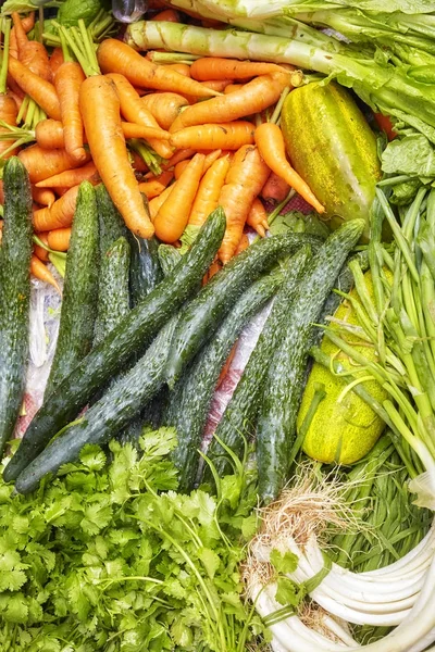 Frisches Gemüse auf einem lokalen Markt — Stockfoto