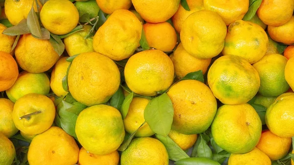 Φυσικό μανταρίνι φρούτα που είχαν συσσωρευτεί σε μια τοπική αγορά — Φωτογραφία Αρχείου