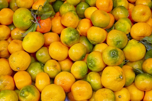Φυσικό μανταρίνι φρούτα που είχαν συσσωρευτεί σε μια τοπική αγορά — Φωτογραφία Αρχείου