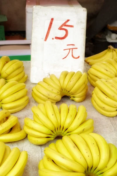 Φυσικό ώριμη μπανάνα βιολογικής τσαμπιά σε μια τοπική αγορά. — Φωτογραφία Αρχείου