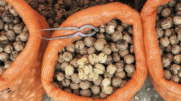 Imagen de cerca de las nueces en una bolsa en un mercado local . —  Fotos de Stock