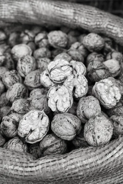 Imagen de cerca de las nueces en una bolsa en un mercado local . —  Fotos de Stock