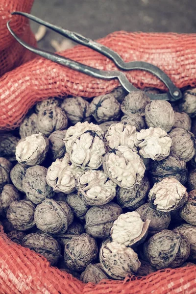 Imagen de cerca de las nueces en una bolsa en un mercado local . —  Fotos de Stock