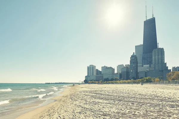 Chicago waterkant tegen de zon, Verenigde Staten. — Stockfoto