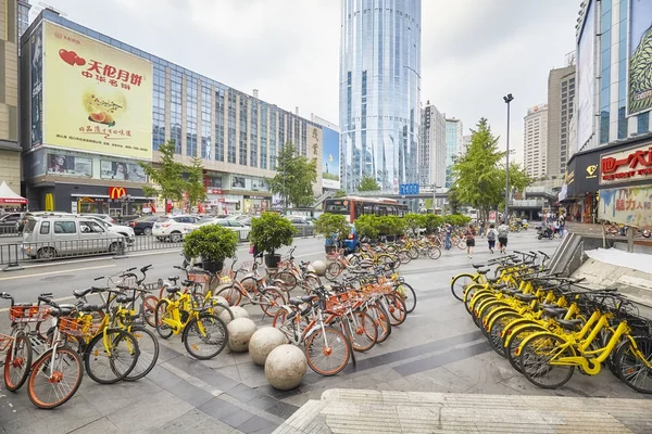 Les vélos publics partagés sont très populaires dans la ville de Chengdu . — Photo