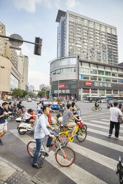 Rua movimentada no centro de Chengdu . — Fotografia de Stock