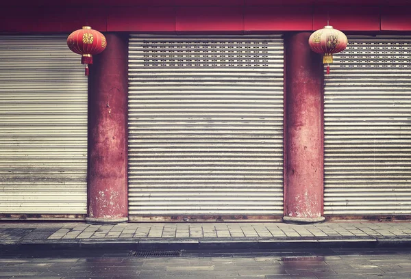 Façade fermée avec colonnes et lanternes rouges, Chine . — Photo