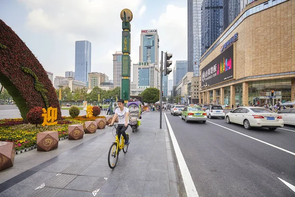 Rue animée au centre-ville de Chengdu . — Photo