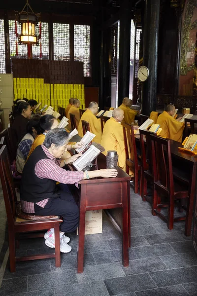 Буддисты монастыря Вэньшу . — стоковое фото