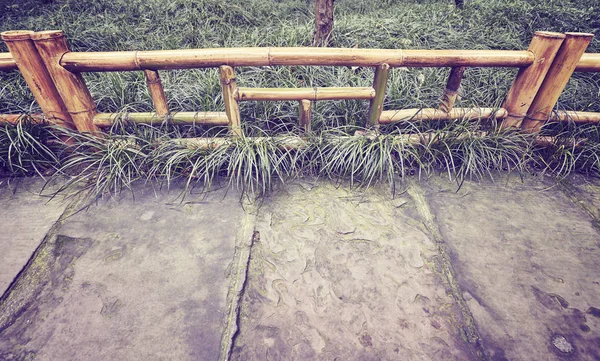 Bambuszaun in einem Park, Farbtonung aufgetragen. — Stockfoto