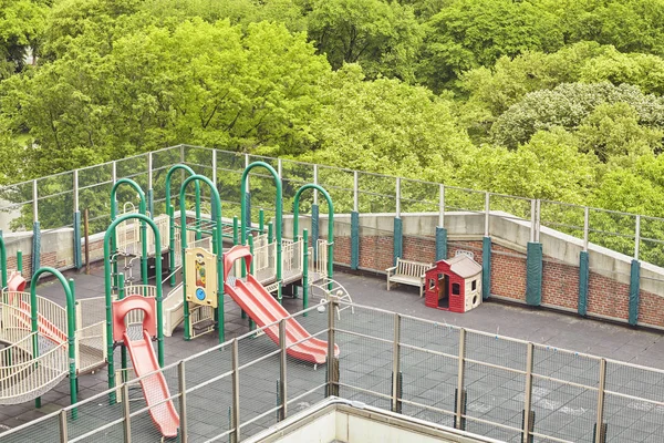 Parque infantil em um telhado em Nova York . — Fotografia de Stock