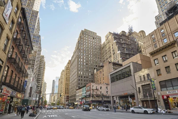 Ocupada calle de Manhattan al atardecer — Foto de Stock