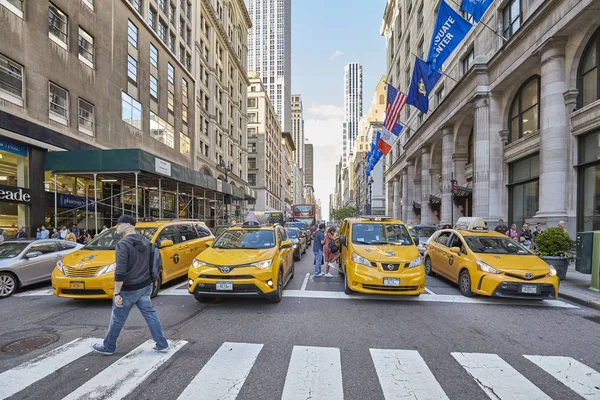 Gele taxi's te wachten voor een zebrapad tijdens het spitsuur. — Stockfoto