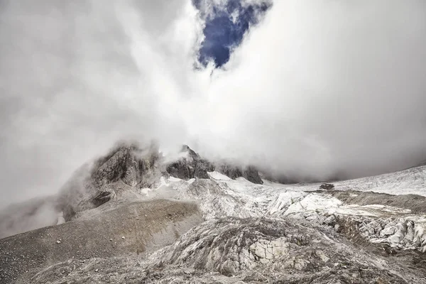 雲、中国で玉龍雪山のピークが覆われて — ストック写真