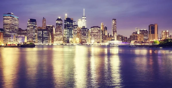 Imagen vintage tonificada de la ciudad de Nueva York por la noche . — Foto de Stock