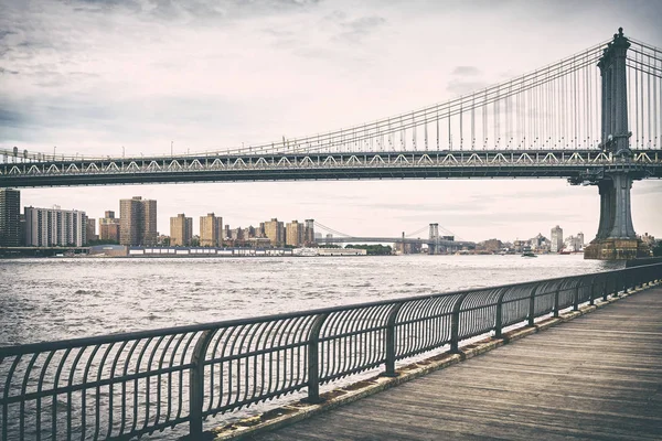 Retro gamla filmen stiliserade bild på Manhattan Bridge, Nyc. — Stockfoto