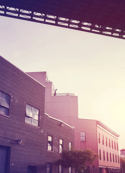 Under the Brooklyn Bridge at sunset, NYC. — Stock Photo, Image